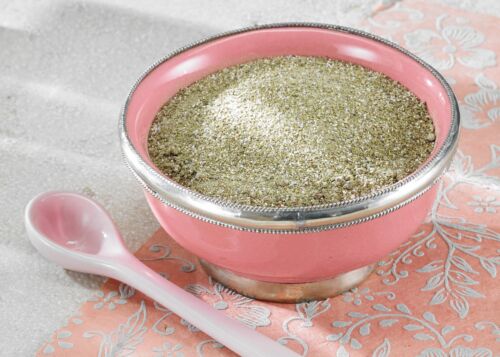 Erg&auml;nzungsfutter f&uuml;r &auml;ltere Pferde in einer rosa Schale